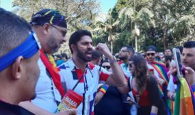 David Miranda gibt auf der Pride Parade in São Paulo ein Interview